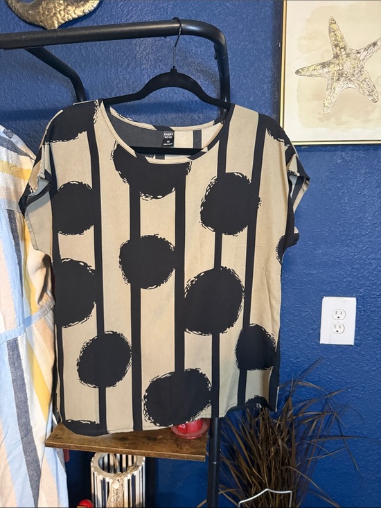 Emery Rose Tops - Short Sleeve Graphic Dot & Stripe Tee in Beige/Black